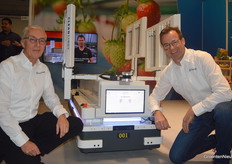 Honest Agtech's robot with autonomy level 5 on the stand at Viscon attracted a lot of attention. Jasper den Besten and Maren Schoormans proudly pointed out all the robot's special gadgets.